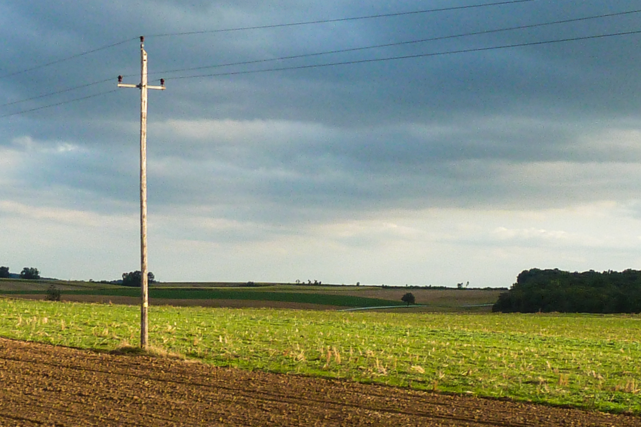 Weite Felder unter dramatischem Himmel – Annäherung an Laa an der Thaya